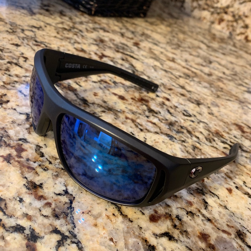 Costa men’s black sun glasses